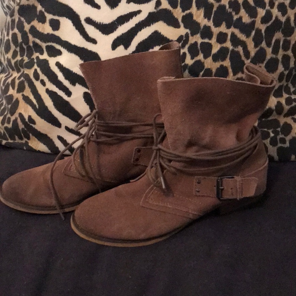 Carlos tan suede slouchy ankle boot, size 8.5M